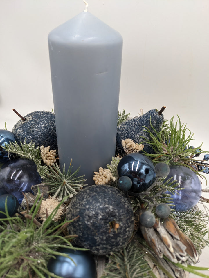 Weihnachtsgesteck Beeren Äpfel blau