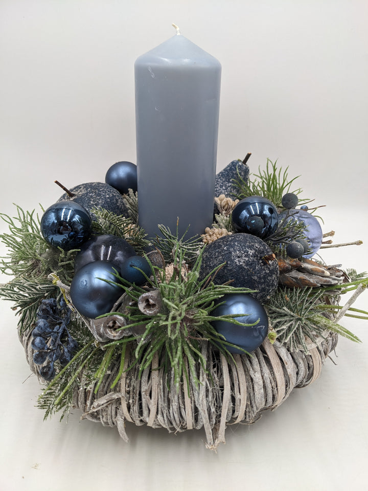 Weihnachtsgesteck Beeren Äpfel blau