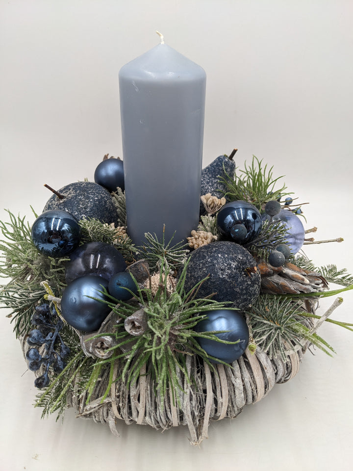 Weihnachtsgesteck Beeren Äpfel blau