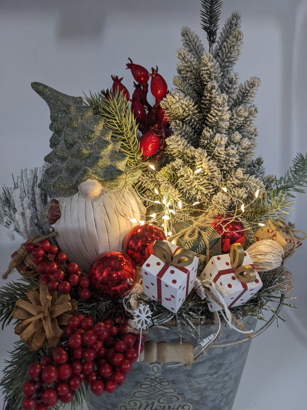 Weihnachtsgesteck Wichtel Baum Geschenke LED