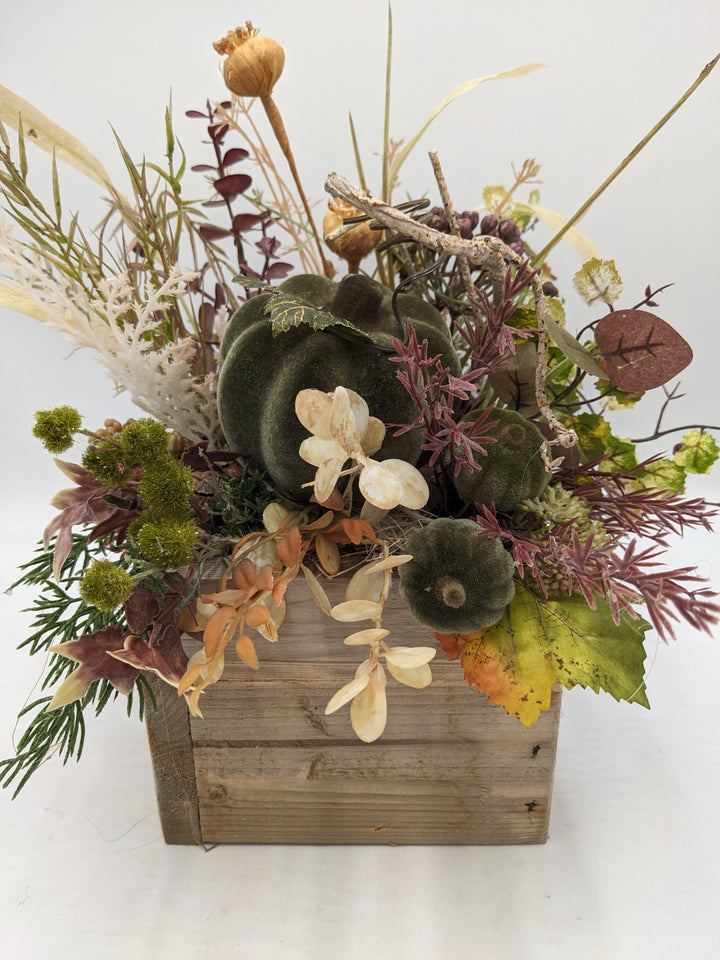 Herbstgesteck Kürbis Gräser grün