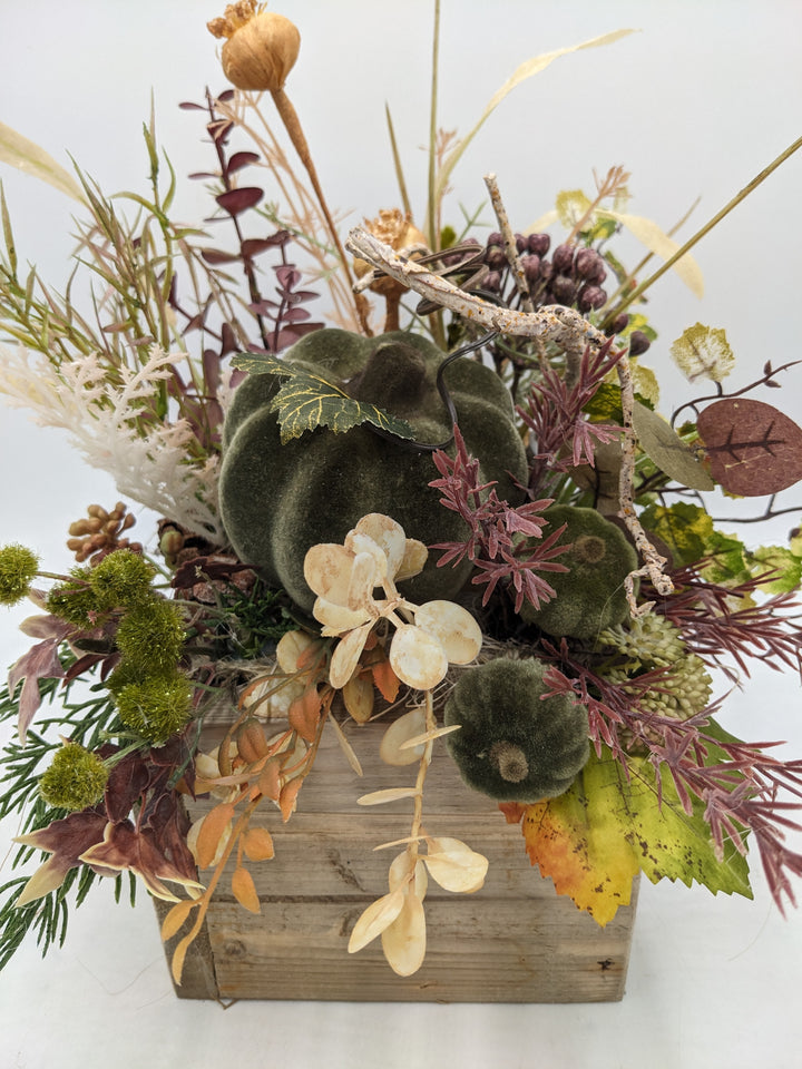 Herbstgesteck Kürbis Gräser grün