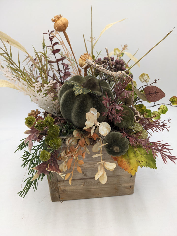 Herbstgesteck Kürbis Gräser grün