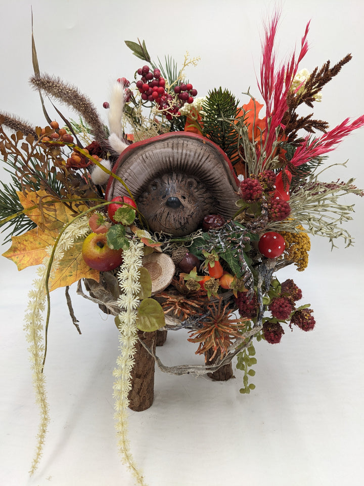 Herbstgesteck Igel Pilze Beeren Gräser