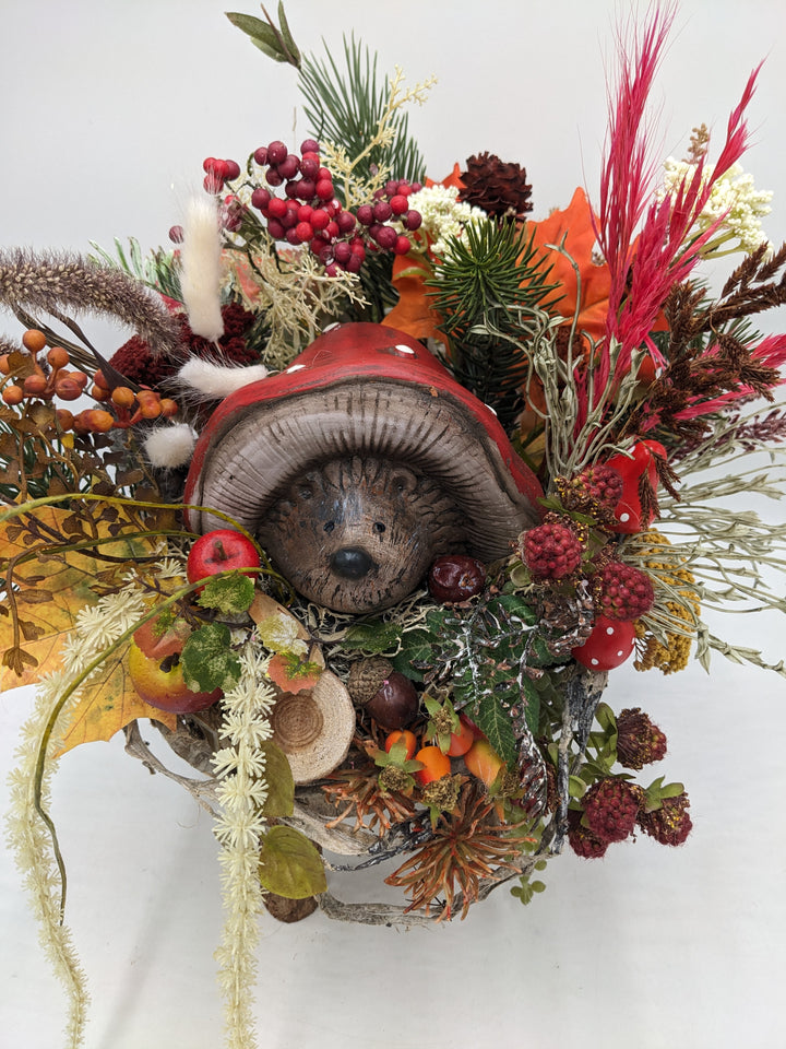 Herbstgesteck Igel Pilze Beeren Gräser