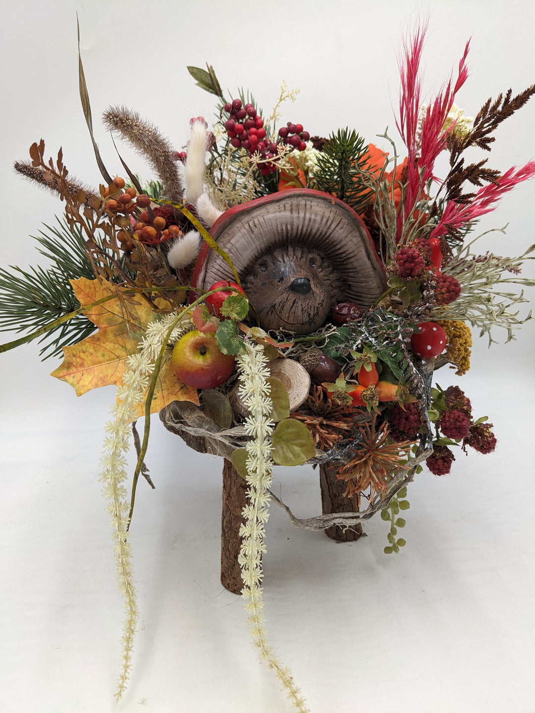 Herbstgesteck Igel Pilze Beeren Gräser