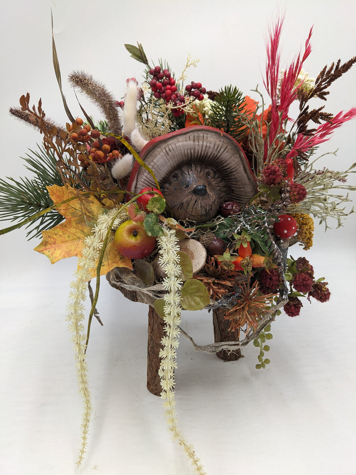 Herbstgesteck Igel Pilze Beeren Gräser