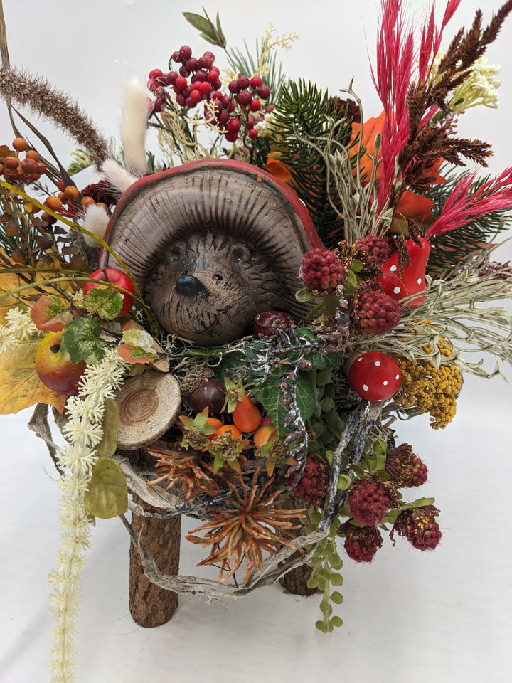 Herbstgesteck Igel Pilze Beeren Gräser