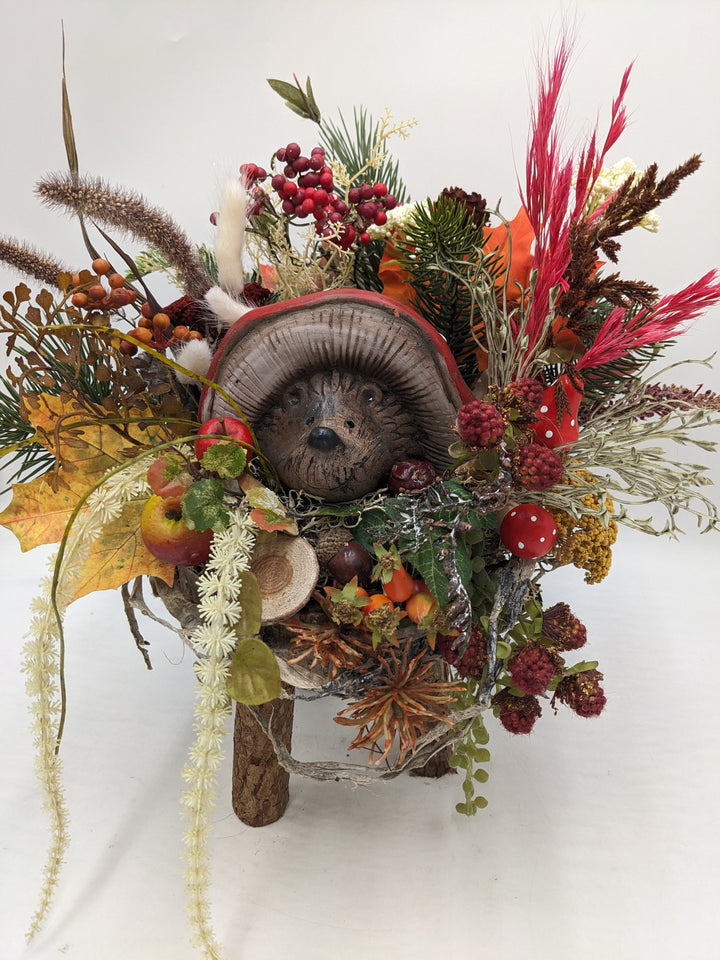 Herbstgesteck Igel Pilze Beeren Gräser