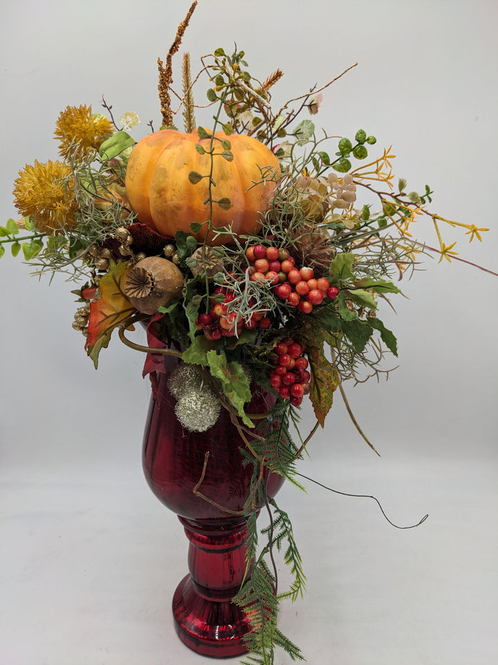 Herbstgesteck Kürbis Gräser Beeren orange rot