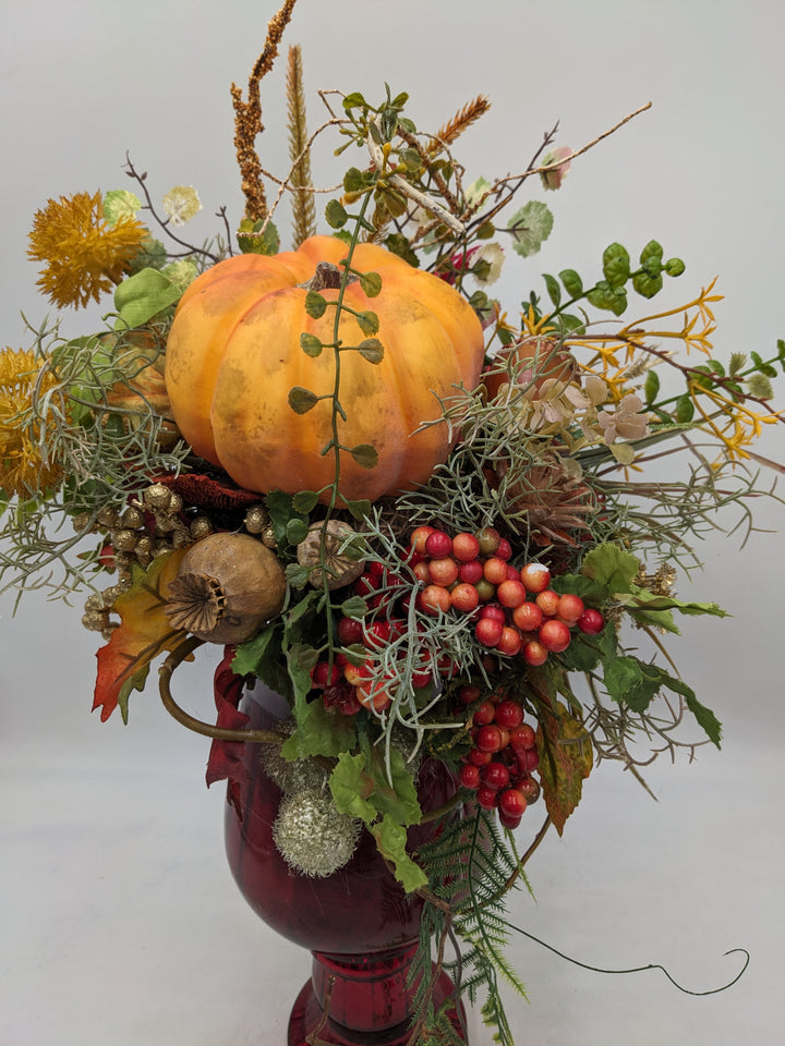 Herbstgesteck Kürbis Gräser Beeren orange rot