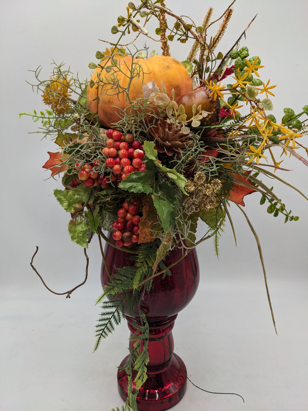 Herbstgesteck Kürbis Gräser Beeren orange rot