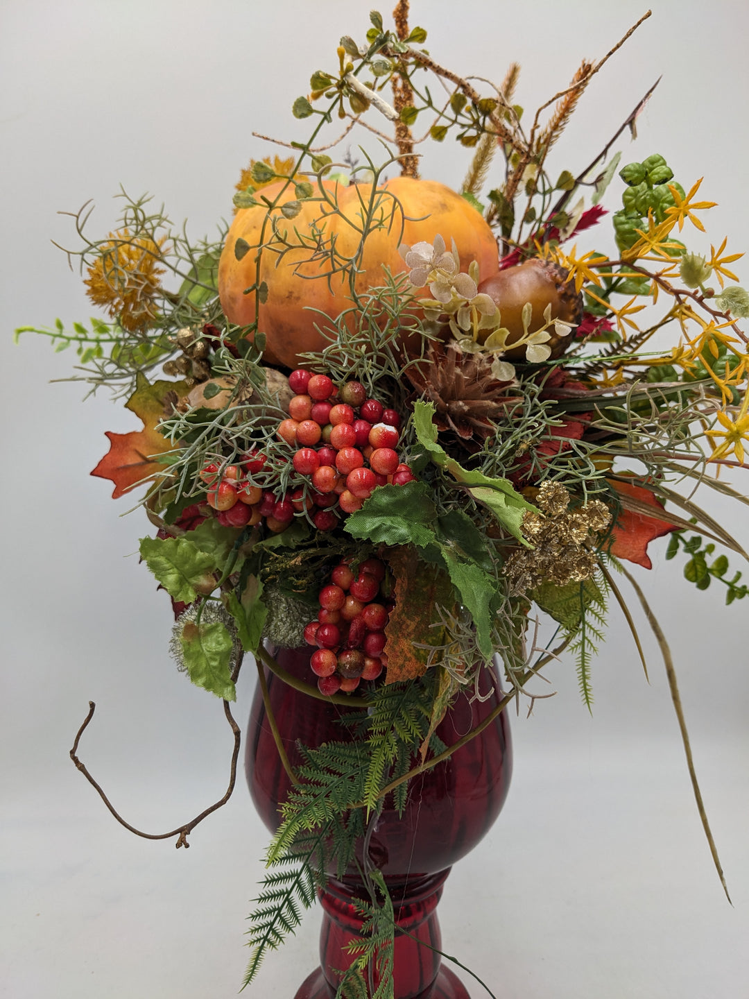 Herbstgesteck Kürbis Gräser Beeren orange rot