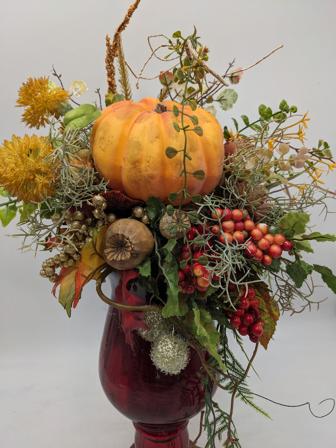 Herbstgesteck Kürbis Gräser Beeren orange rot