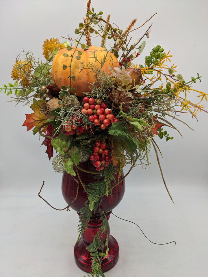 Herbstgesteck Kürbis Gräser Beeren orange rot