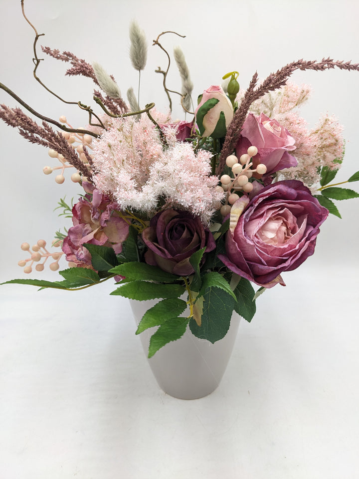 Sommergesteck Rosen Gräser Horthensie rosa