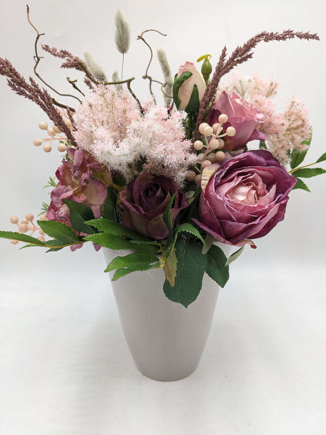 Sommergesteck Rosen Gräser Horthensie rosa