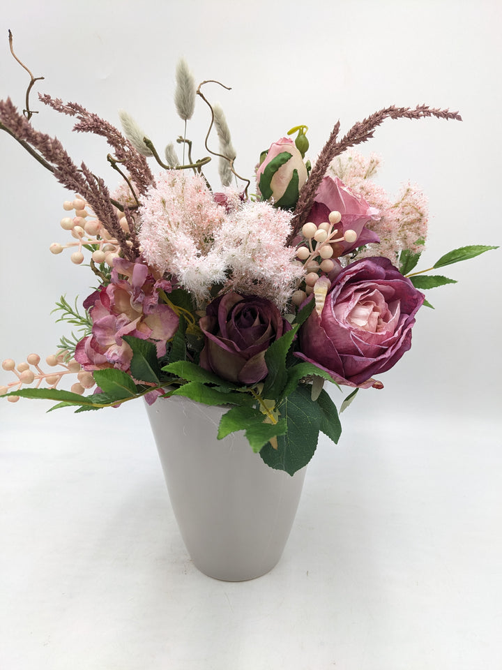 Sommergesteck Rosen Gräser Horthensie rosa