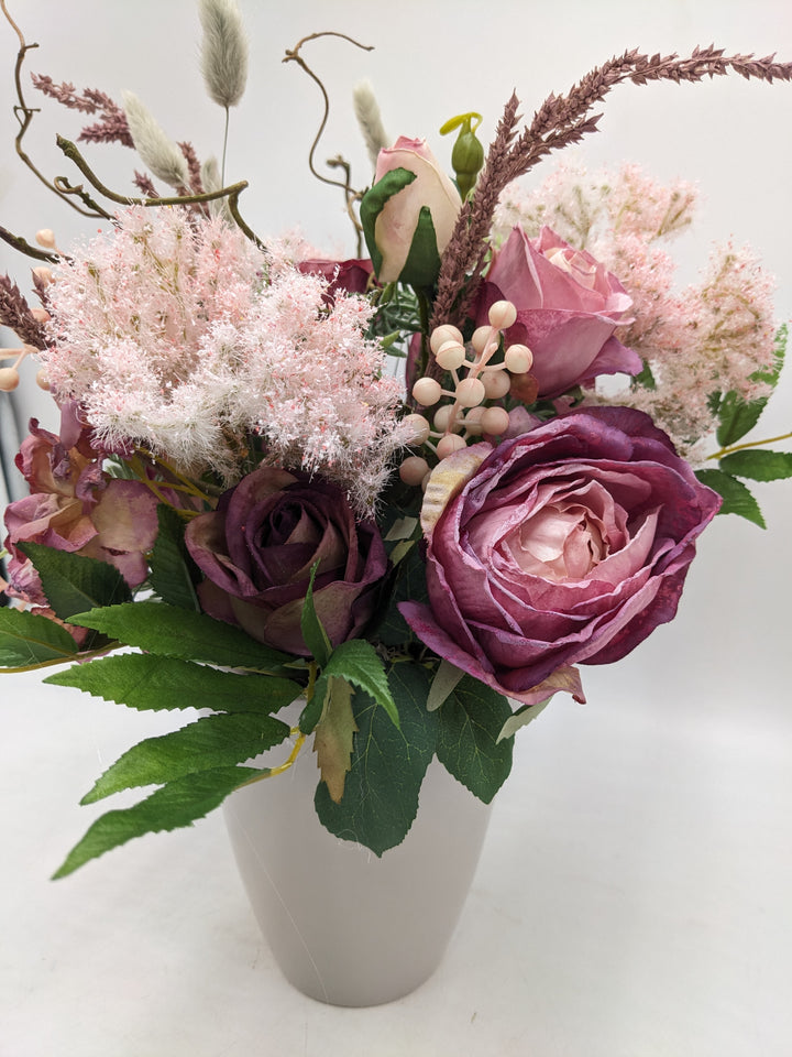 Sommergesteck Rosen Gräser Horthensie rosa