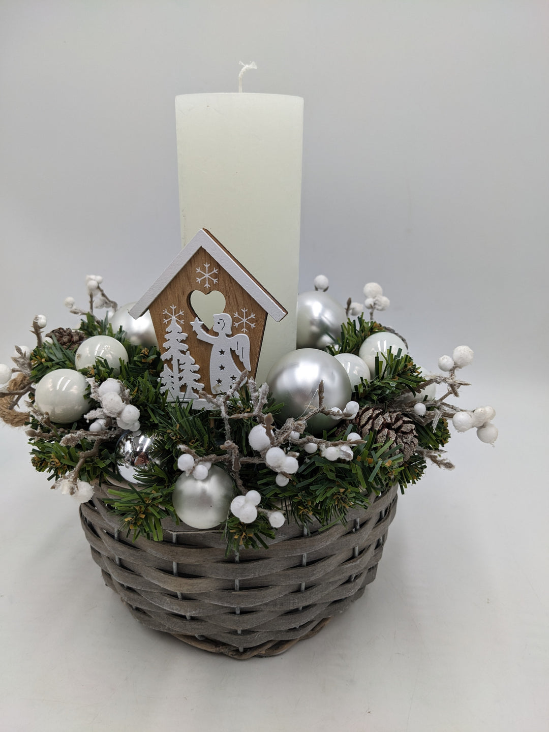 Wintergesteck Zapfen weiss silber