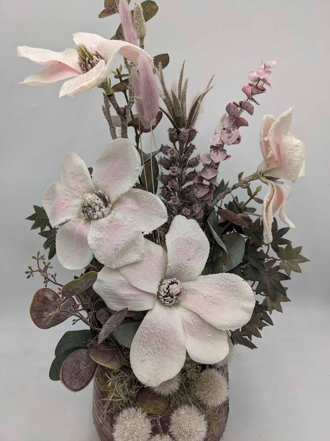 Wintergesteck Magnolien Efeu Gräser rose weiss
