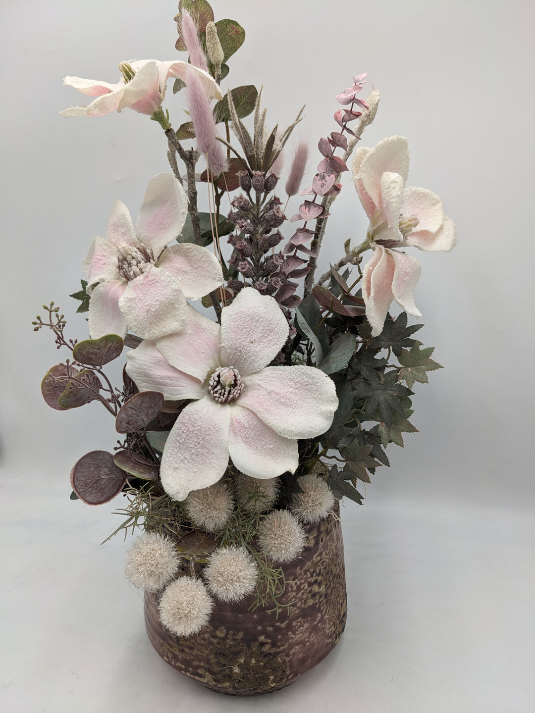 Wintergesteck Magnolien Efeu Gräser rose weiss