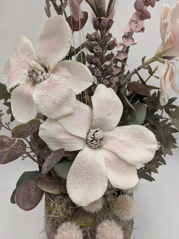 Wintergesteck Magnolien Efeu Gräser rose weiss