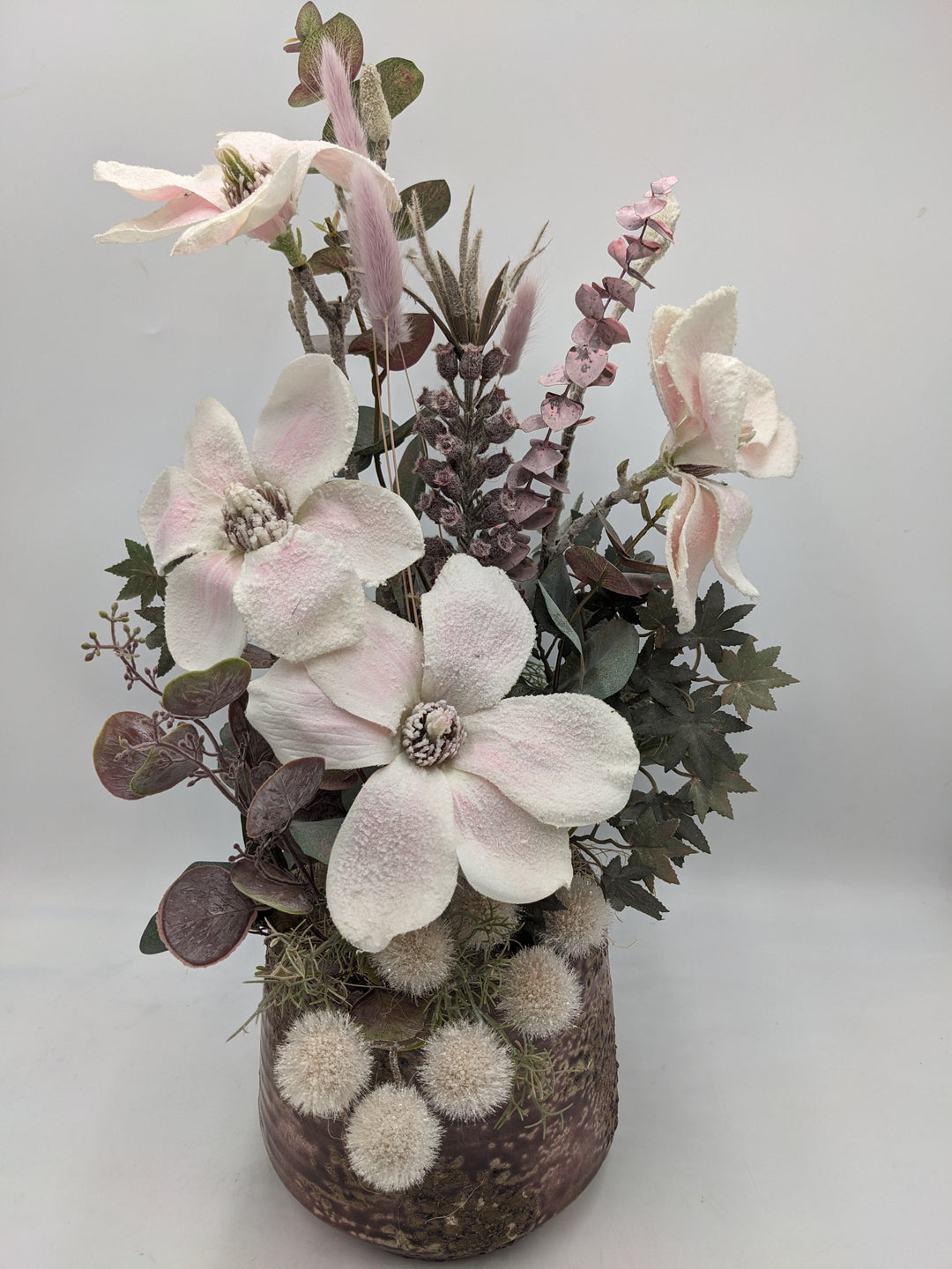 Wintergesteck Magnolien Efeu Gräser rose weiss