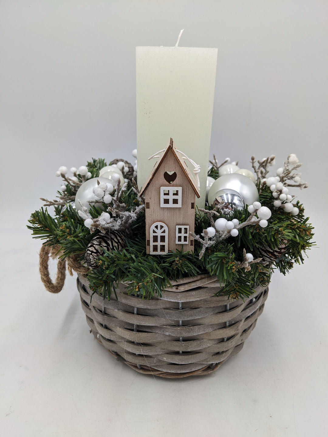 Wintergesteck Haus Zapfen weiss silber