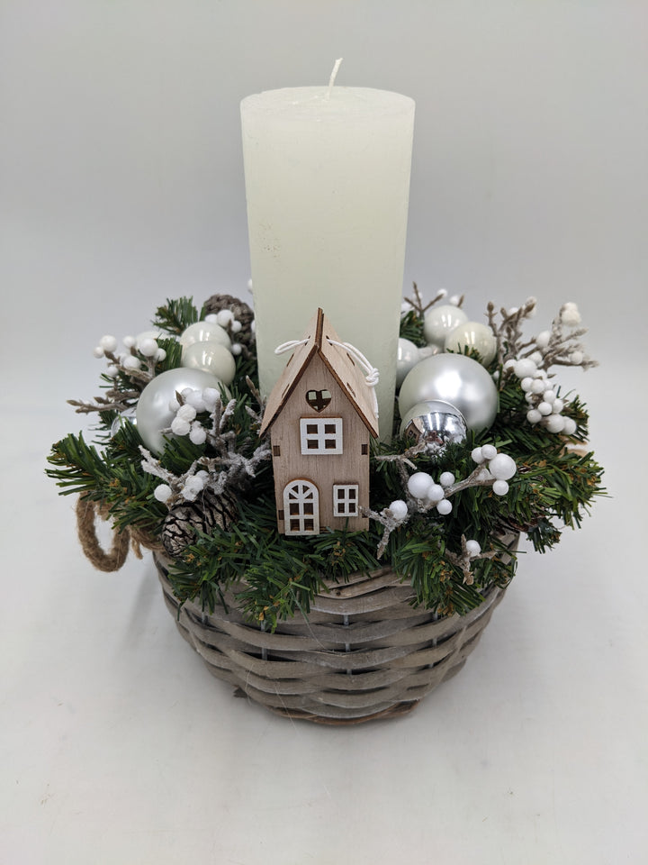 Wintergesteck Haus Zapfen weiss silber
