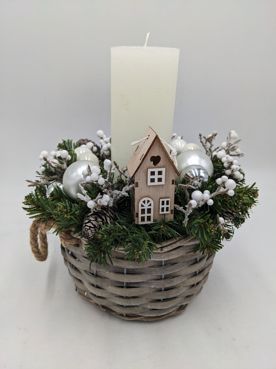 Wintergesteck Haus Zapfen weiss silber