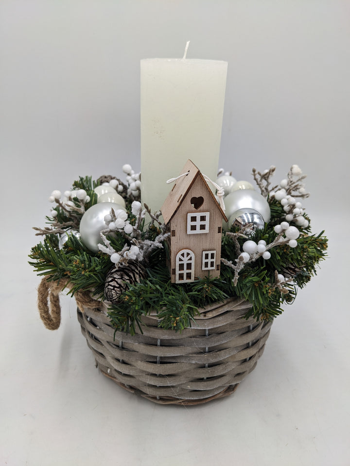 Wintergesteck Haus Zapfen weiss silber