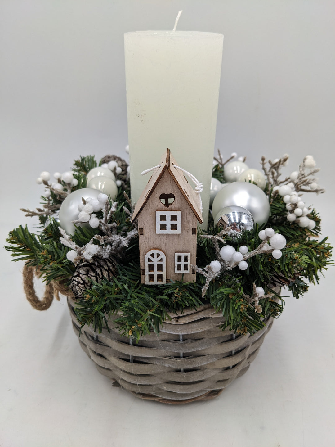 Wintergesteck Haus Zapfen weiss silber