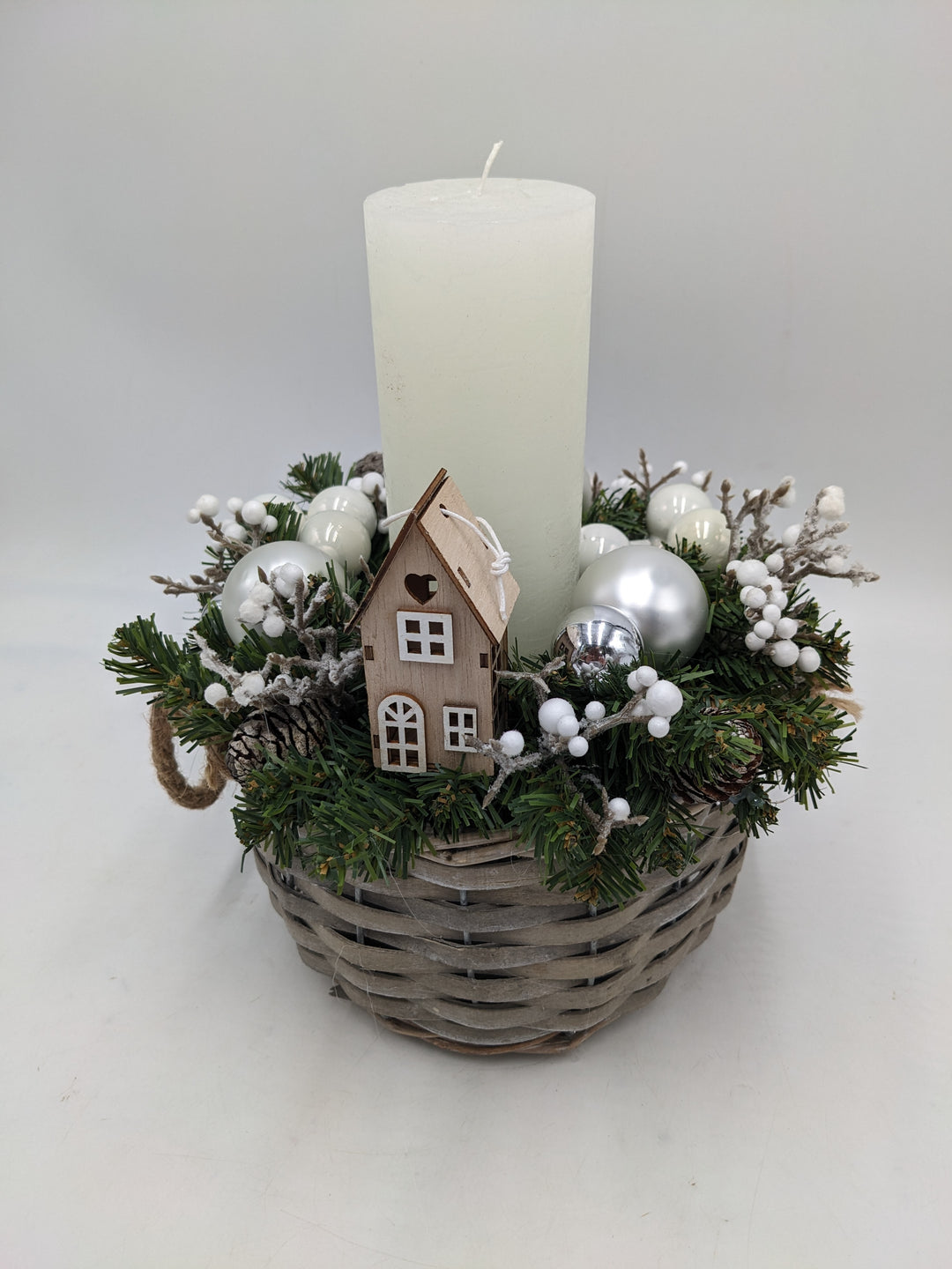 Wintergesteck Haus Zapfen weiss silber
