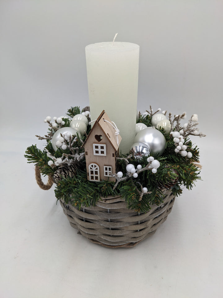 Wintergesteck Haus Zapfen weiss silber
