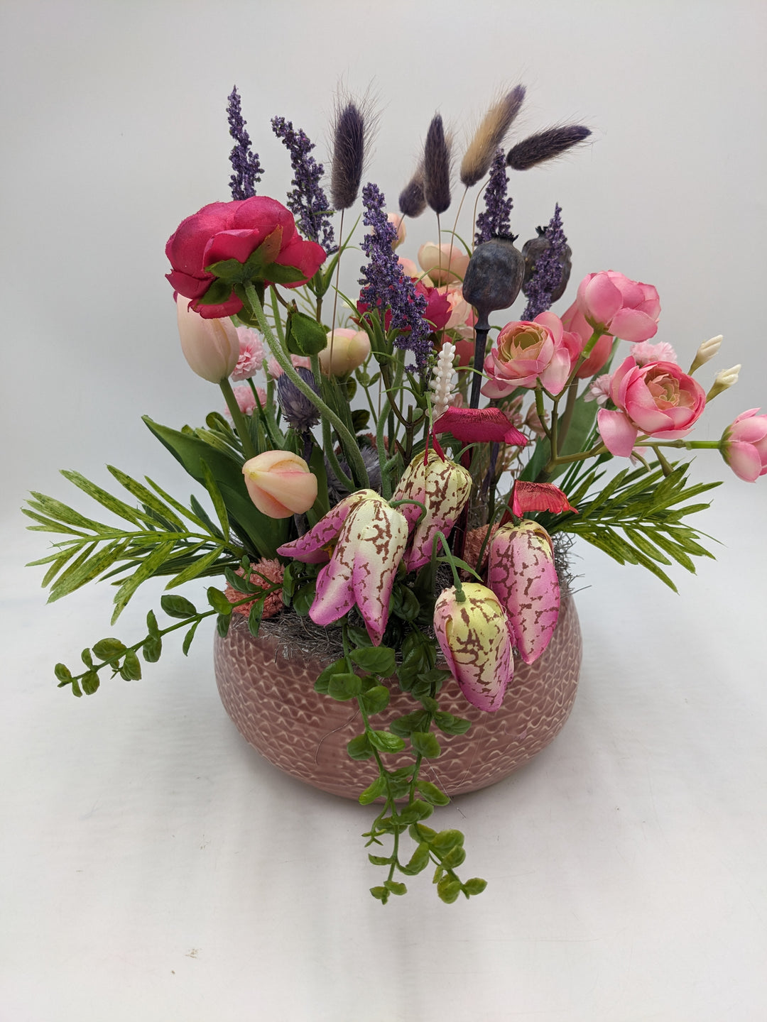 Frühlingsgesteck Tulpen Lavendel bunt