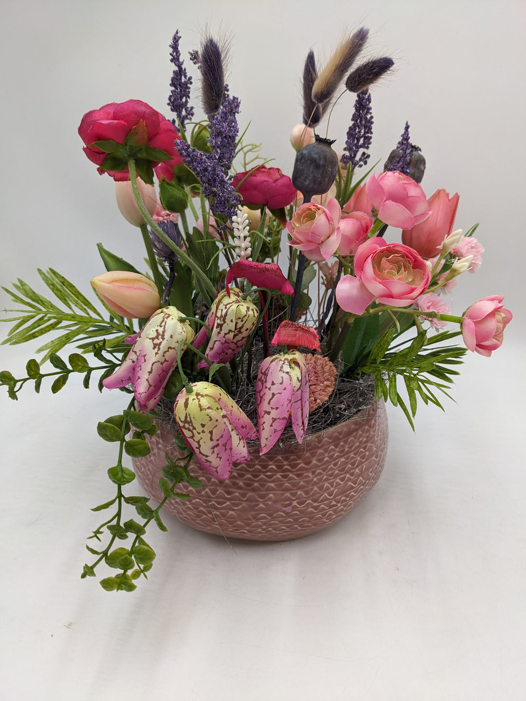 Frühlingsgesteck Tulpen Lavendel bunt