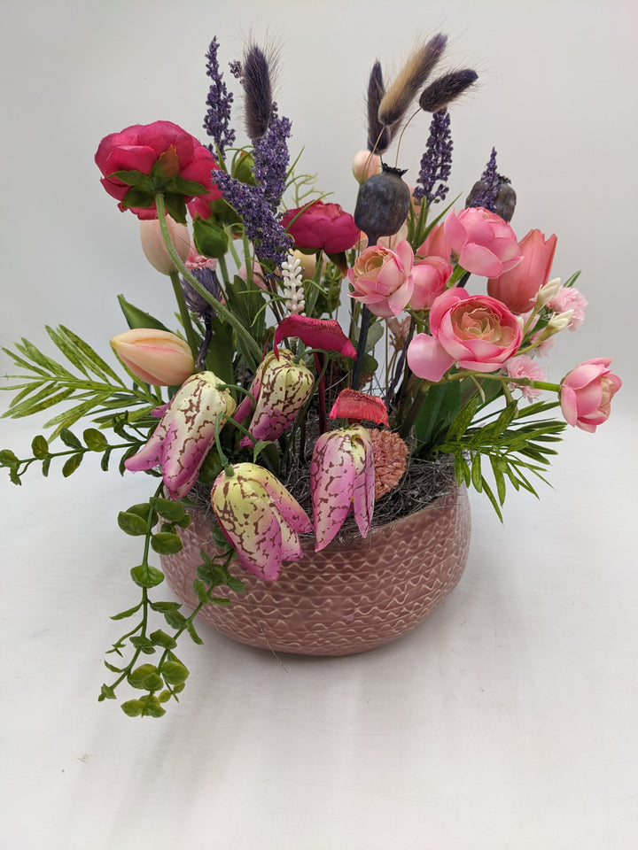 Frühlingsgesteck Tulpen Lavendel bunt