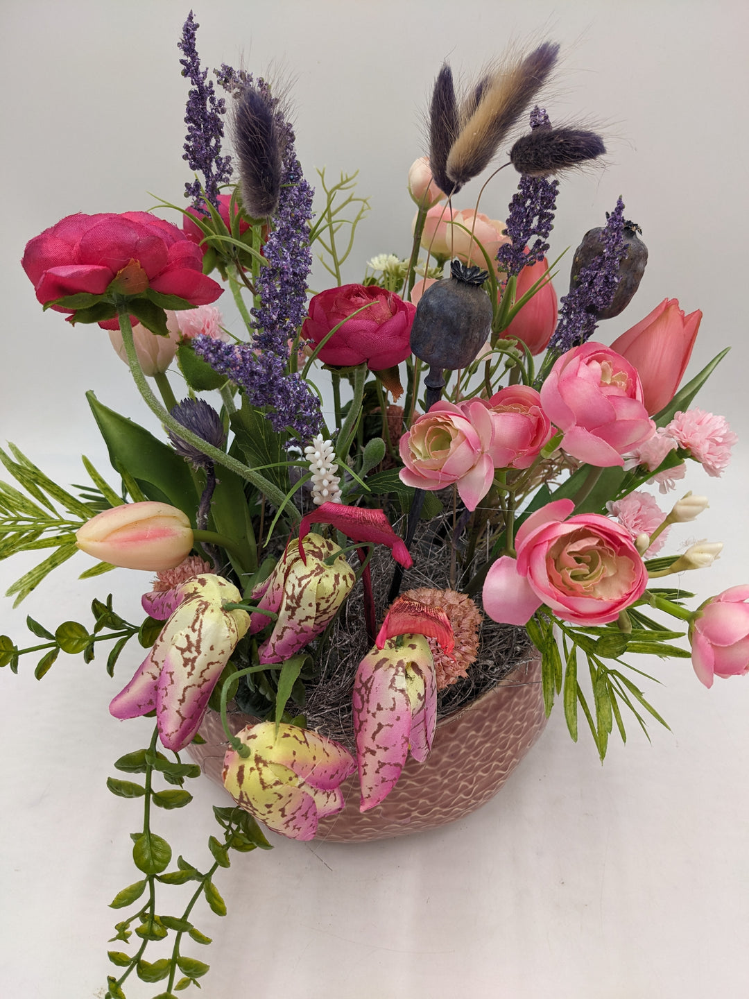 Frühlingsgesteck Tulpen Lavendel bunt