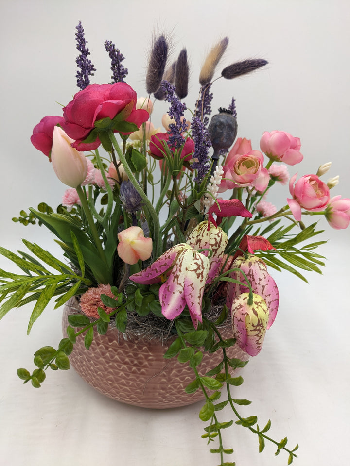 Frühlingsgesteck Tulpen Lavendel bunt