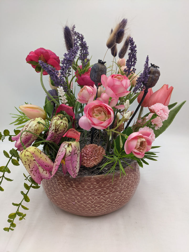 Frühlingsgesteck Tulpen Lavendel bunt