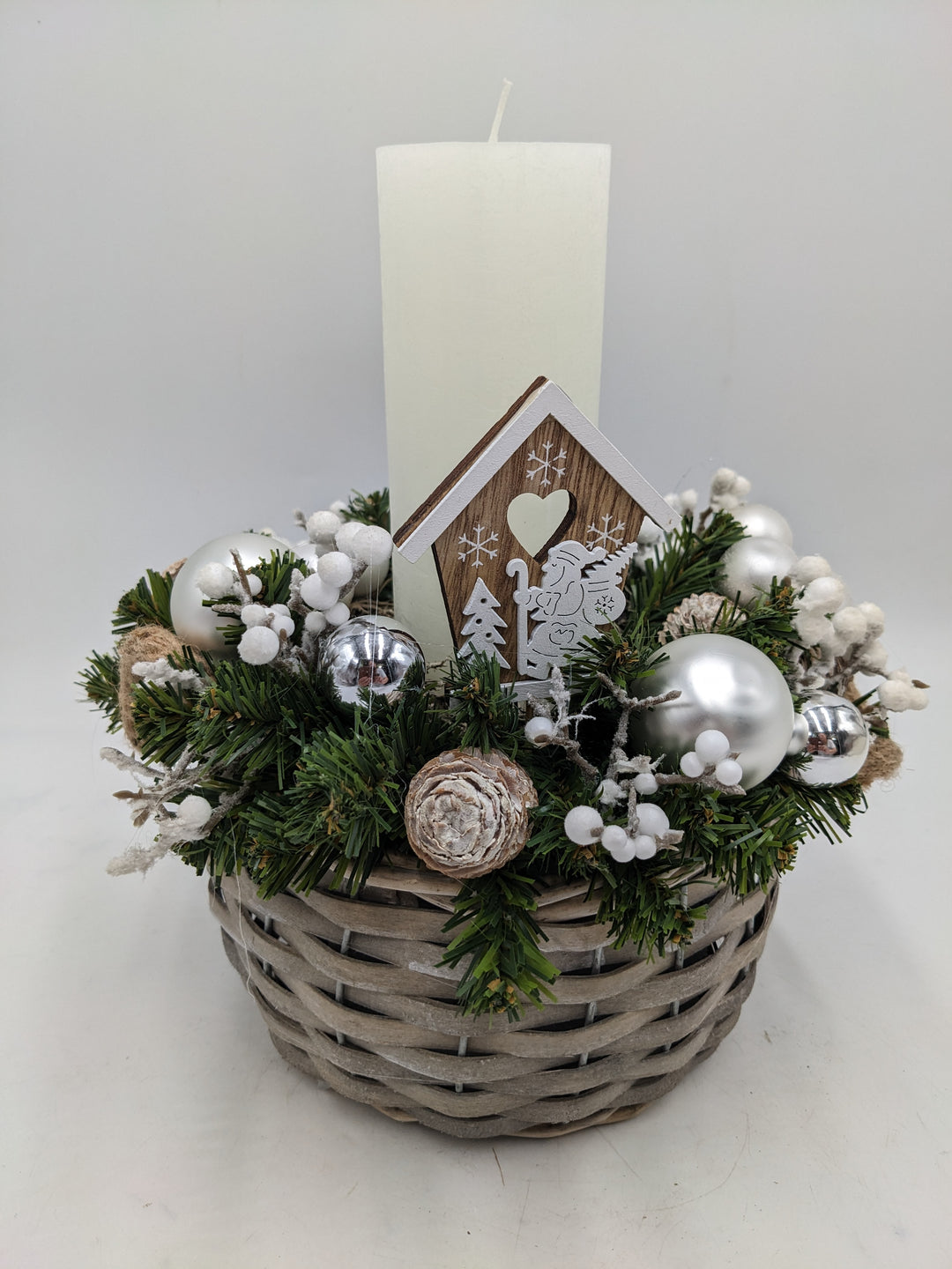Wintergesteck Zapfen weiss silber