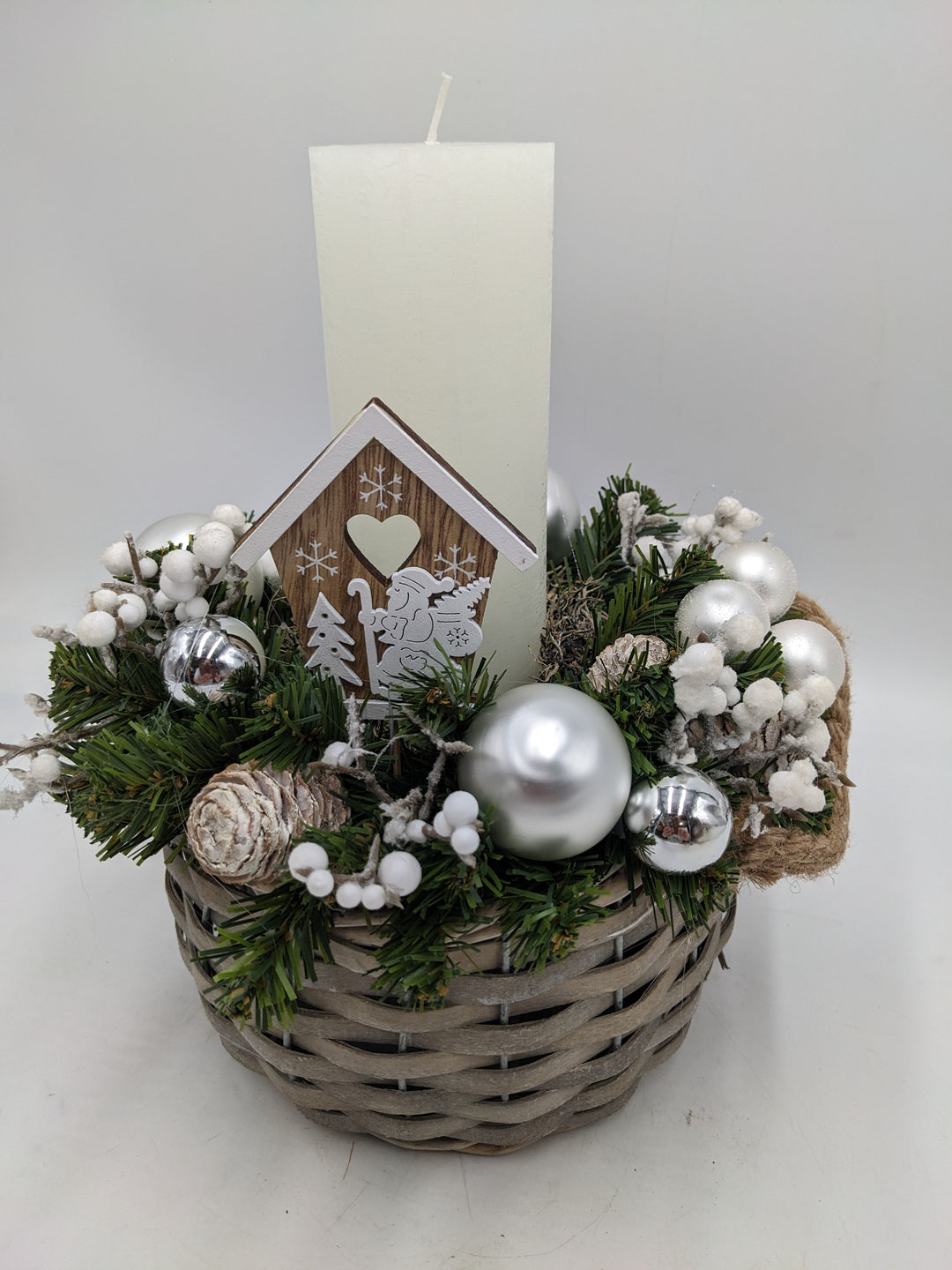 Wintergesteck Zapfen weiss silber