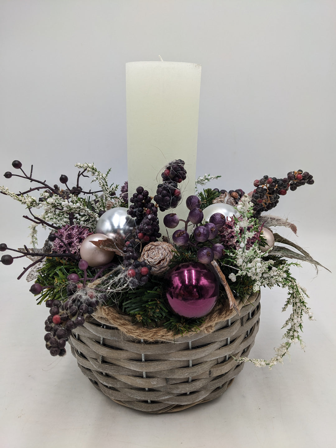 Wintergesteck Beeren Sterne lila weiss