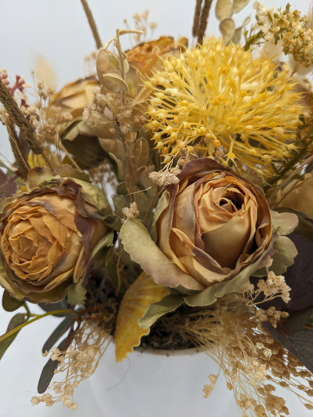Herbstgesteck Rosen Gräser Curry gelb