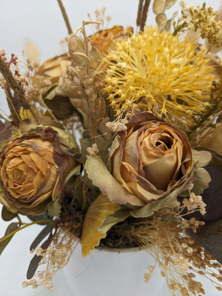 Herbstgesteck Rosen Gräser Curry gelb