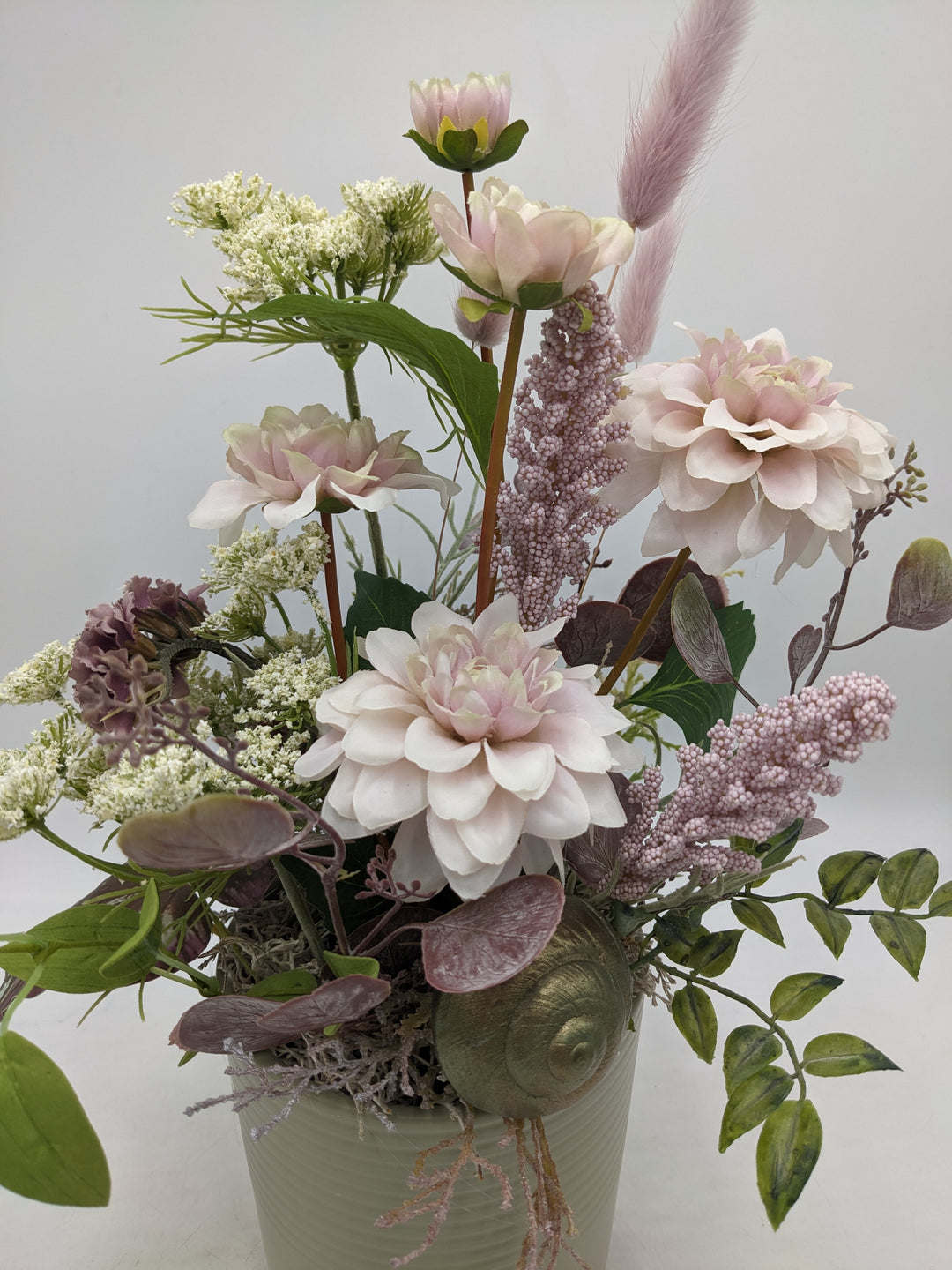 Frühlingsgesteck Dahlien Dill Gräser mint rose