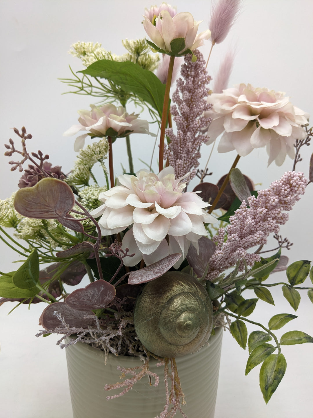 Frühlingsgesteck Dahlien Dill Gräser mint rose