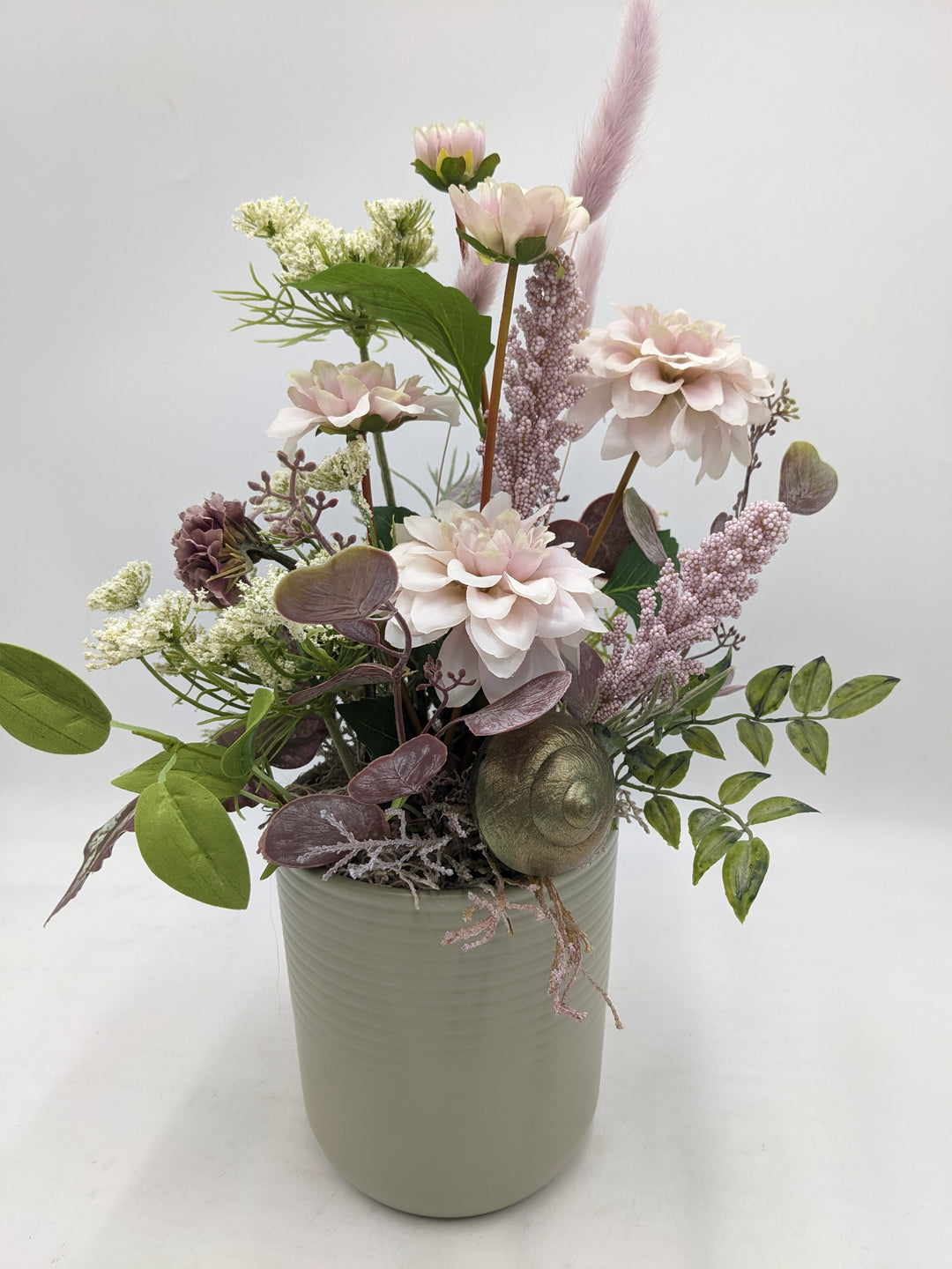 Frühlingsgesteck Dahlien Dill Gräser mint rose