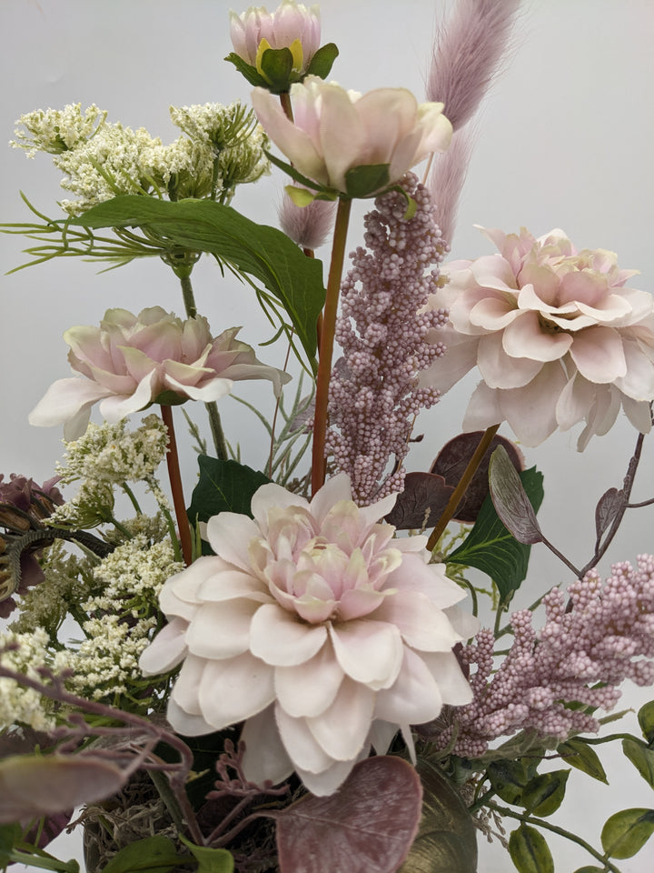 Frühlingsgesteck Dahlien Dill Gräser mint rose
